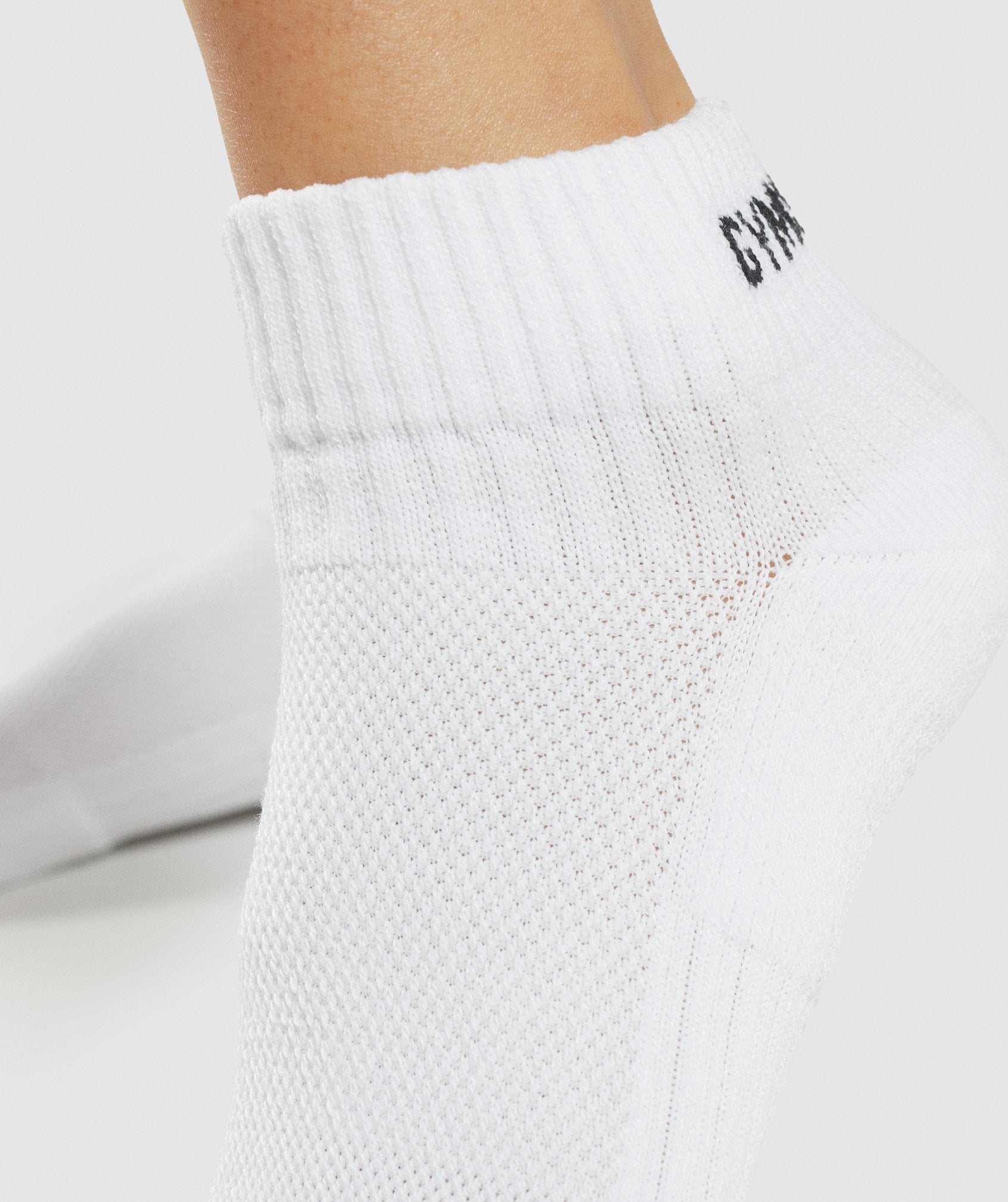 White Men's Gymshark Jacquard Quarter 3Pk Socks | JLVRCF-784